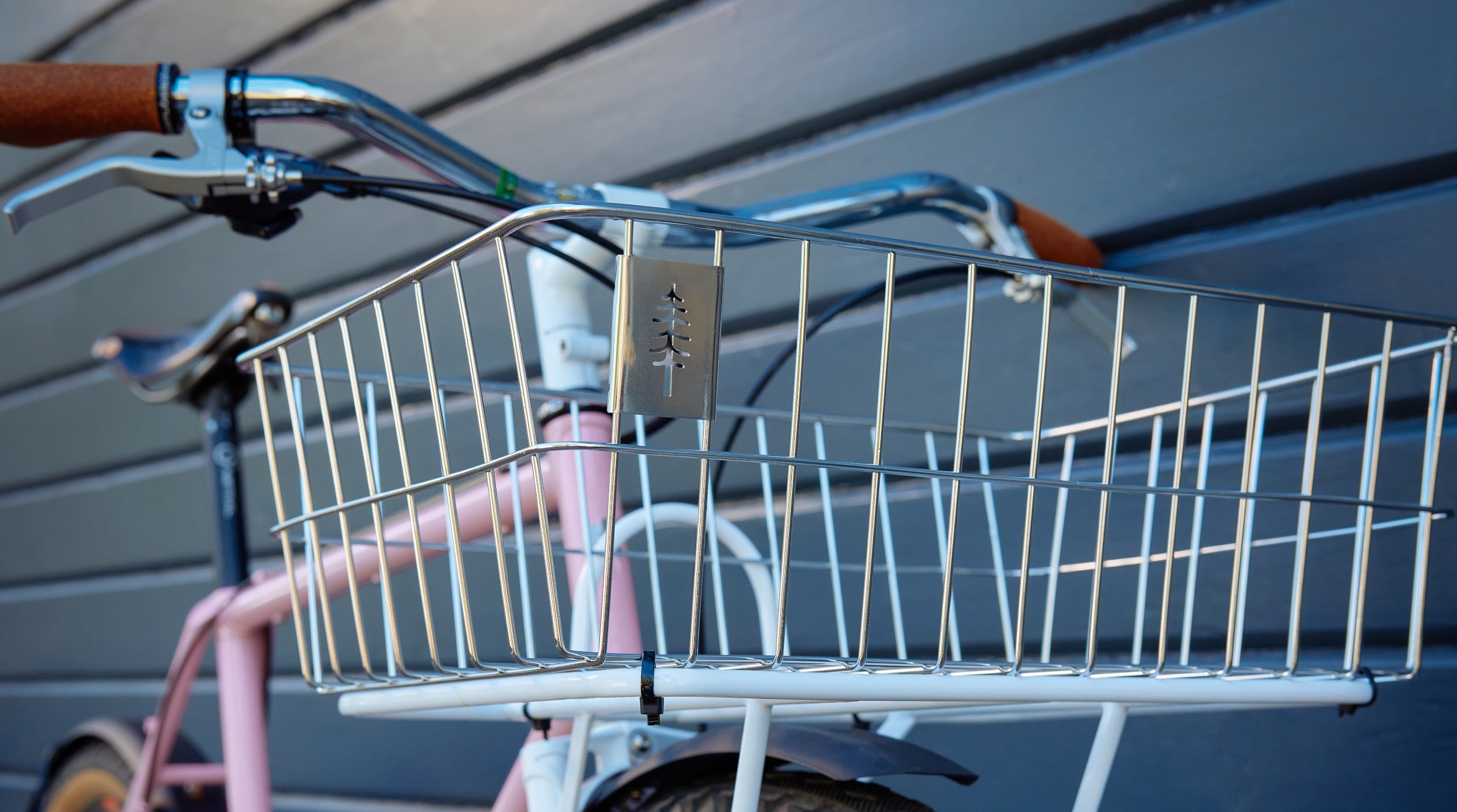 Closeup of the ZigZag Basket on a pink bike with white rack